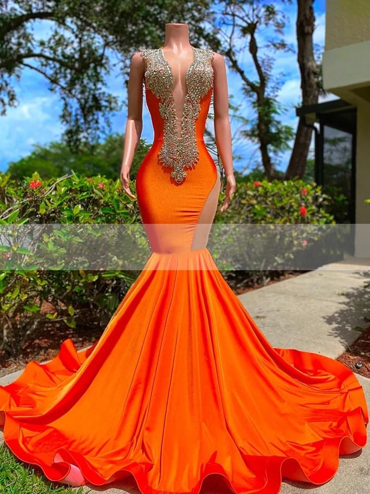 Vestidos de noite árabes 2023 usam cristais luxuosos com contas, strass, laranja, decote em V profundo, vestido de baile, sereia, vestidos de festa formais, aberto nas costas, sem mangas, cortes, laterais