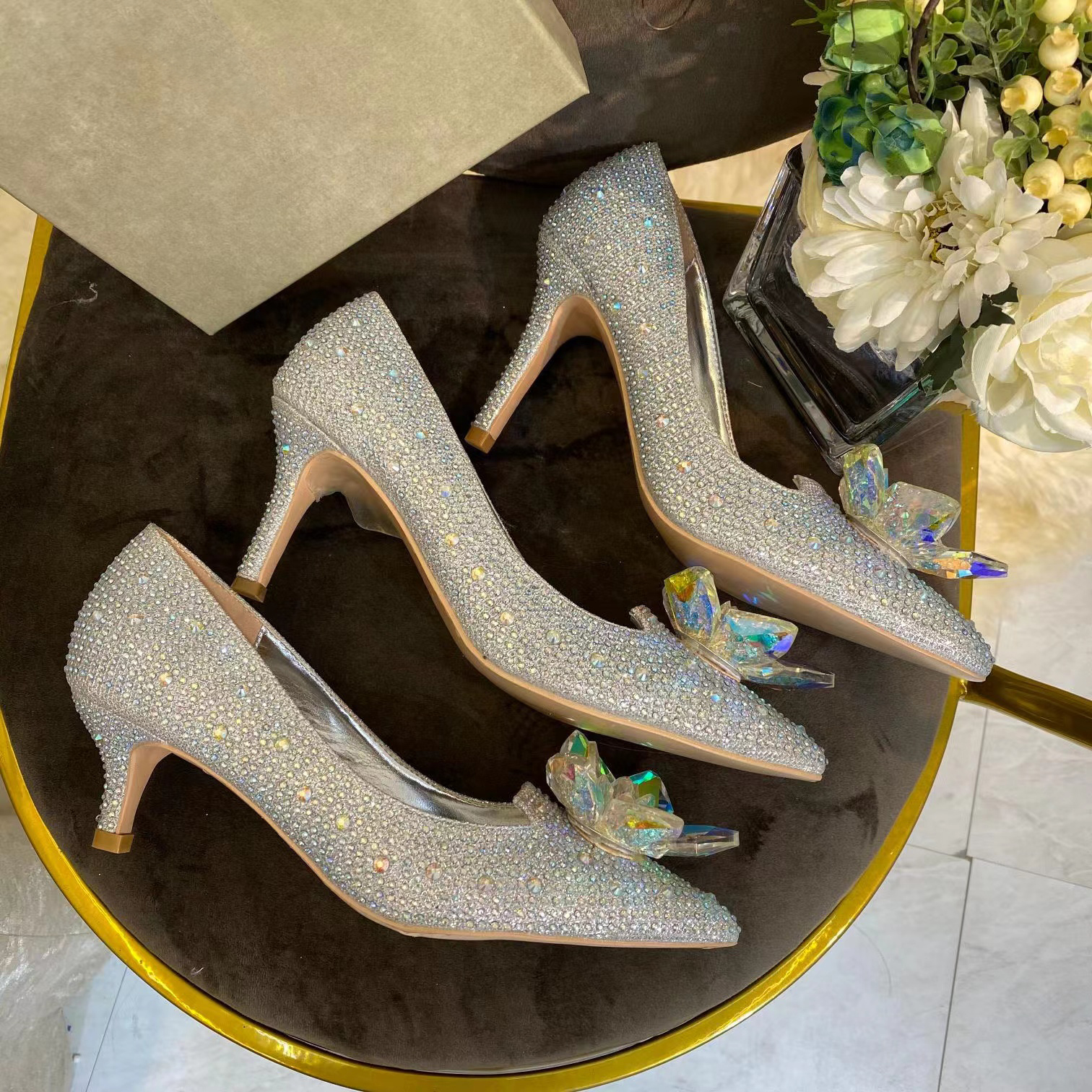 23ss Alia JC Zapatos de diamantes de imitación Nupcial Bling Cristal Floral Boda Tacones altos Punta estrecha Mujer Plata Bombas Elegante Princesa Escarpins Diseñador Sexy Tacones