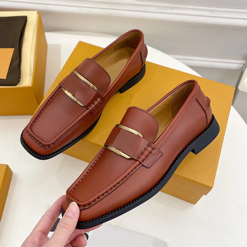 2022 Designer Kvinnors hästspänne Loafers Sandaler Luxury 100% läder Lazy Beanie Casual Slip-On Set Foot Shoes Vintage Metal Buckle Square Head Low Heel sko Storlek 35-40