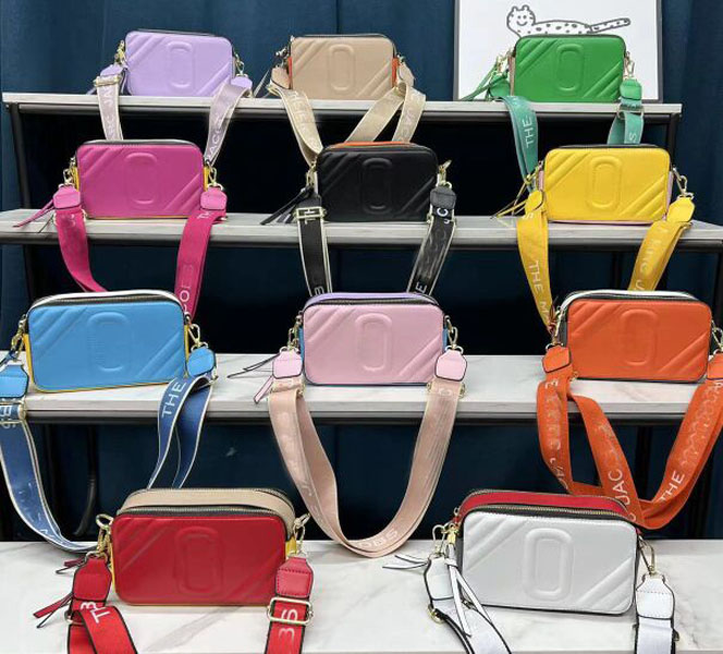 11 sacs de créateurs de femmes en couleur 2023 Nouveau sac de caméra de mode épaule messager petit sac carré R23118272L