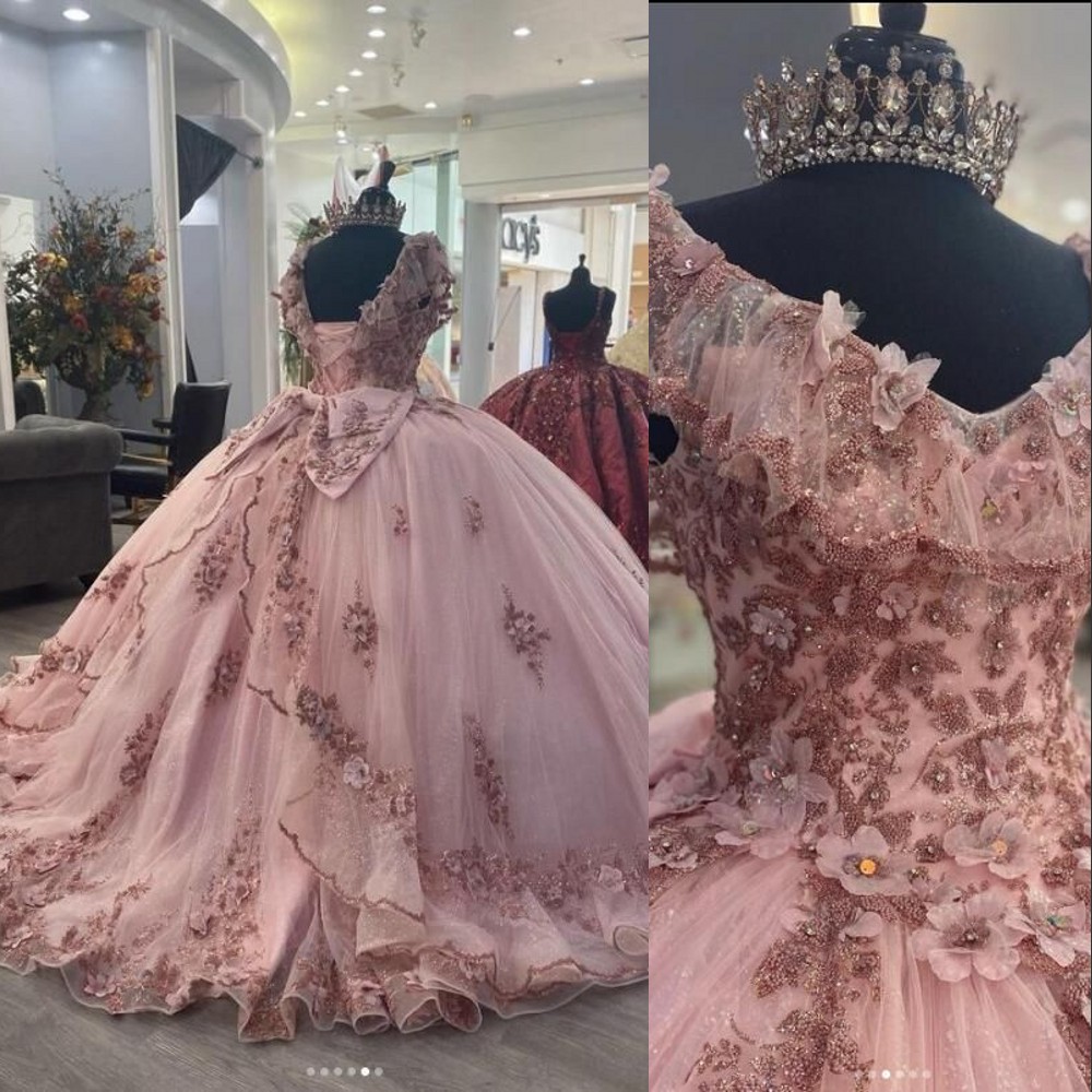 2023 الفساتين الفاخرة Quinceanera Ball Dresses Rose Gold Pink Hearged Lace Cruffles Scoop Neck Defliques Crystal equins requins اليد المصنوعة