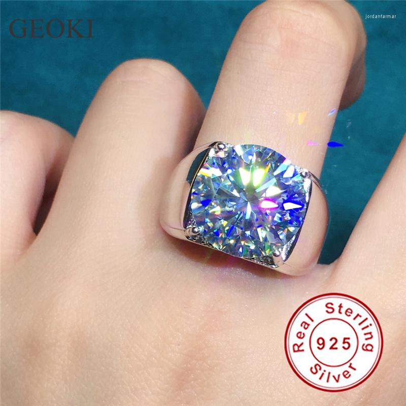 Bagues de cluster Geoki 10 Passé Test de diamant rond Coupe parfaite D Couleur VVS1 Moissanite Bague Hommes Luxe 925 Sterling Argent Mariage267o