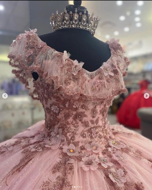 2023 Sexig quinceanera bollklänning klänningar rosguldrosa paljett spets tyll scoop halsapplikationer kristallpärlor paljetter handgjorda blommor plus storlek prom afton klänningar