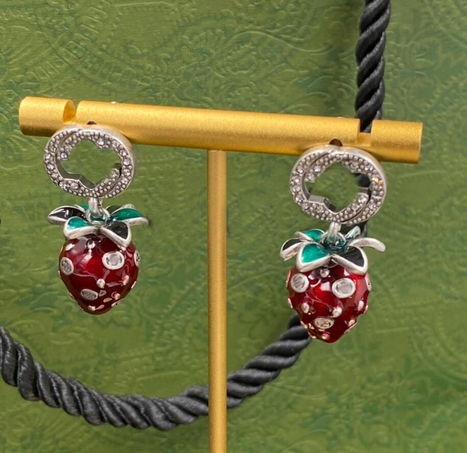 Vintage märke Emalj Strawberry Dangle Charm öronring av tårtopp aretes lyxig designer brev droppe örondroppar för kvinnliga kvinnliga fest bröllop smycken gåva med låda