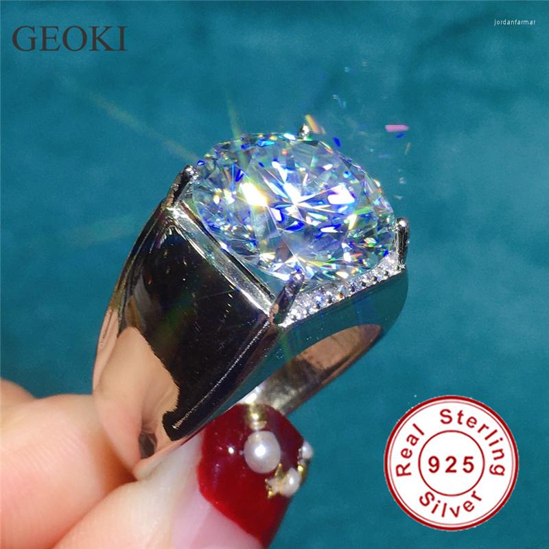 Bagues de cluster Geoki 10 Passé Test de diamant rond Coupe parfaite D Couleur VVS1 Moissanite Bague Hommes Luxe 925 Sterling Argent Mariage267o