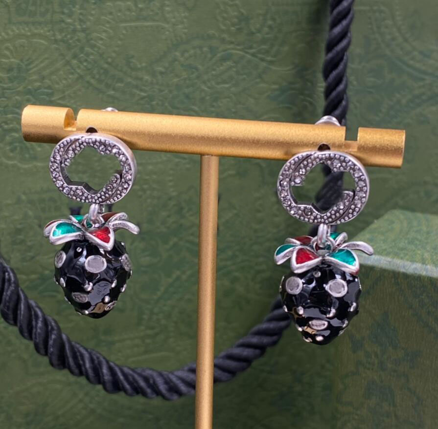 Vintage märke Emalj Strawberry Dangle Charm öronring av tårtopp aretes lyxig designer brev droppe örondroppar för kvinnliga kvinnliga fest bröllop smycken gåva med låda