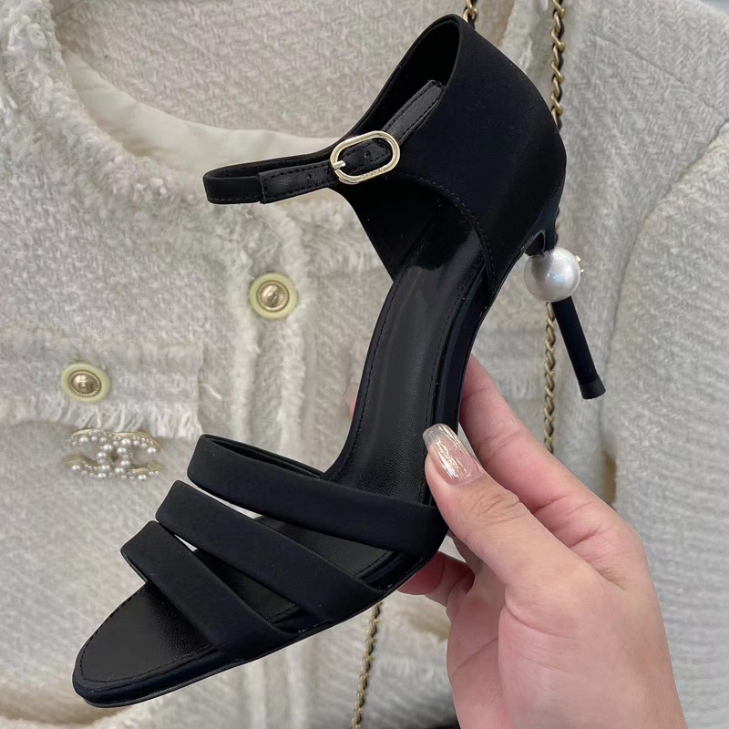 2023 Designer Womens Luxury Pearl Sandals Satin Material Elegant Temperament Black White One Word Buckle Shoes Ladys Sexig Back Heel High Heels Sandal Size 35-40