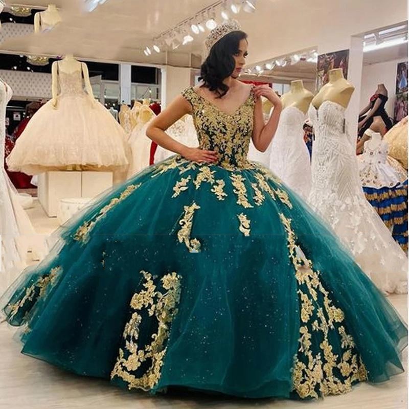 2023 Vestidos de bola quinceanera sexy Vestidos de bola caçadores verde laca lacinária de renda de ouro Aplicado Tulle V comprimento do pescoço Plus Tamanho Prom