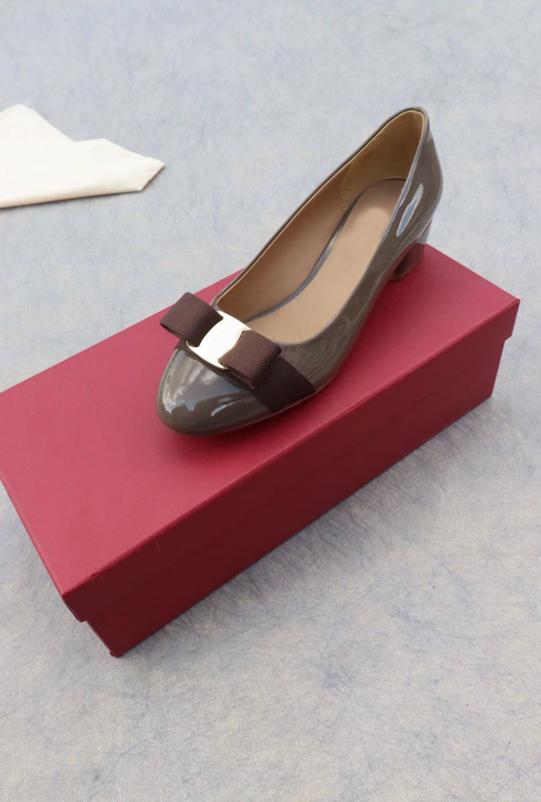 Женские одежды обувь дизайнерская обувь весенняя осень яркая краска кожаные лук средние каблуки грузоподъемность кожаная металлическая пряжка.