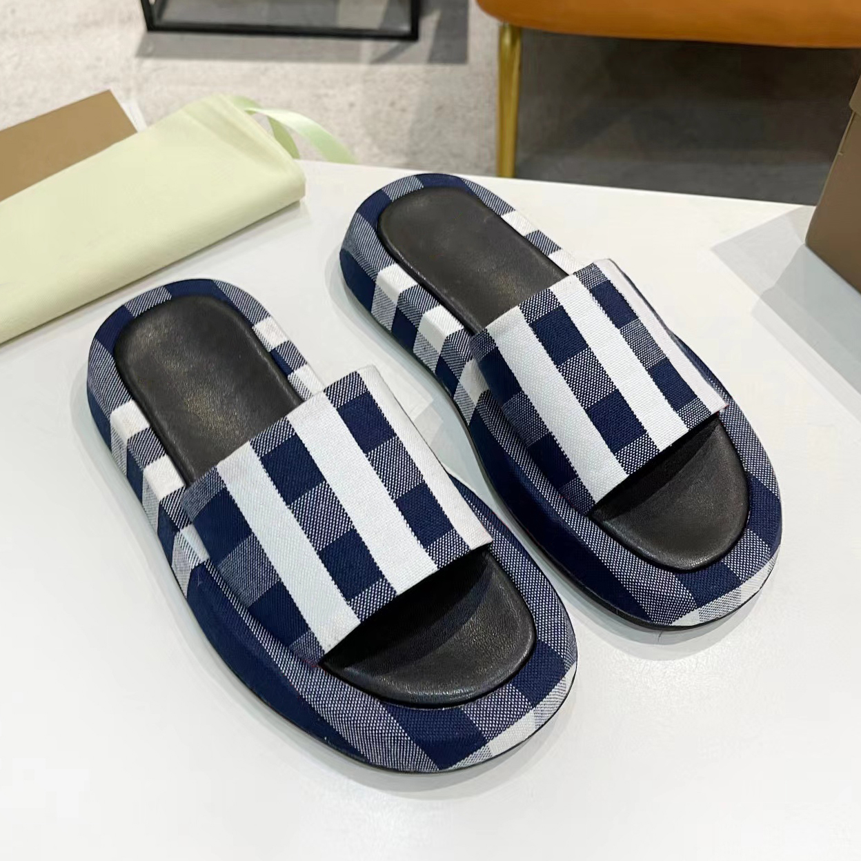 2023 Slides Mens Womens Slipers Summer Slides London England Sandals Beach Slide Ladies Flip Flops Loafers Home Plaid Pattern Slipper Chaussures 35-45