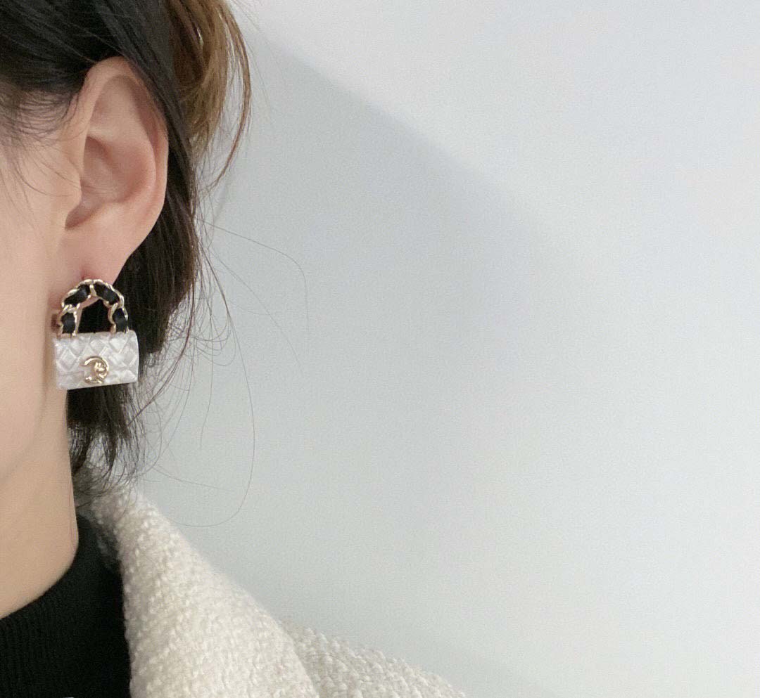 2023 Boucle d'oreille à breloque d'excellente qualité avec forme de sac à main en plaqué or 18 carats de couleur blanche et noire avec tampon de boîte PS7524A225i