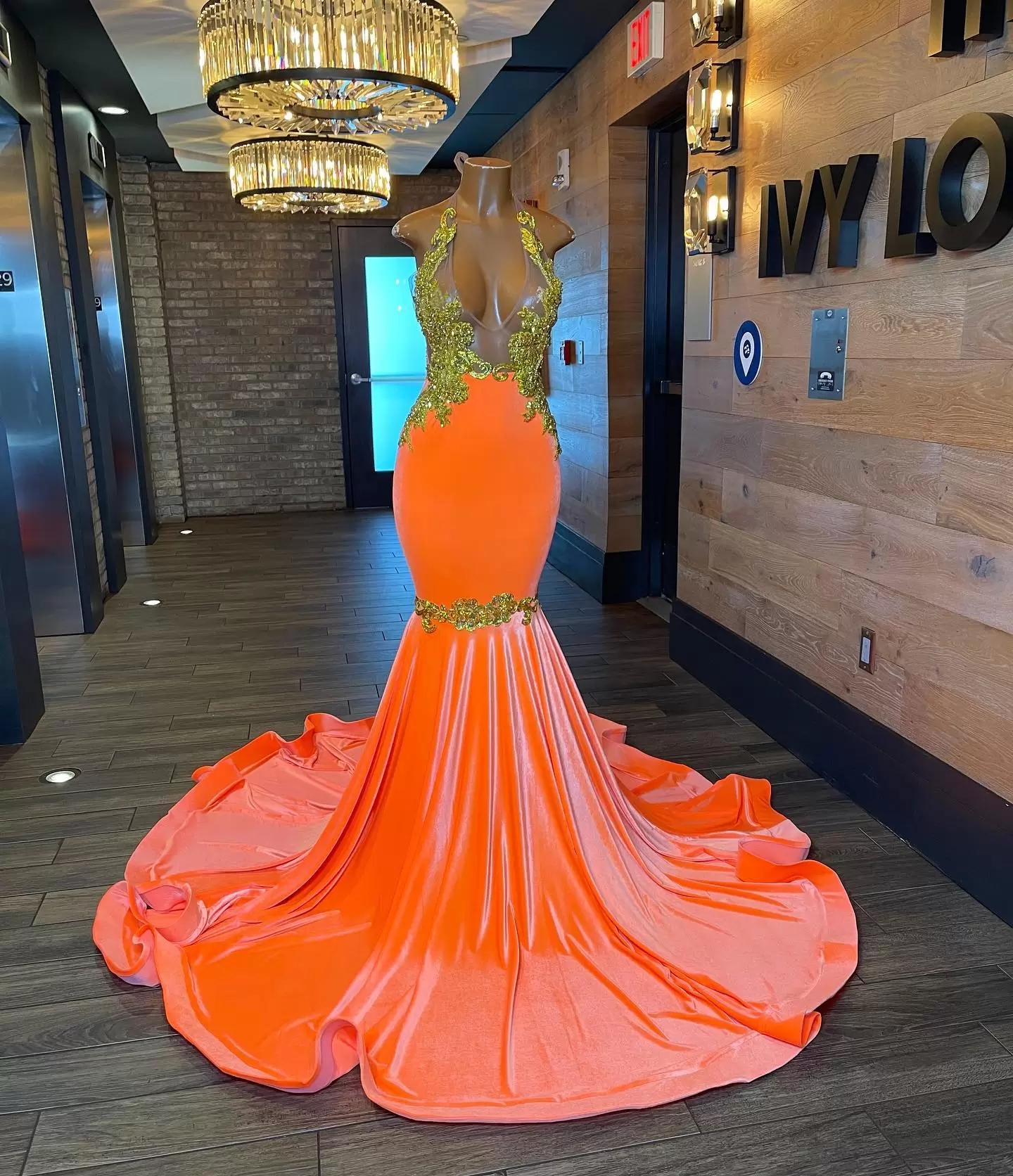 Sexy Orange Velvet Backless Mermaid Prom Dresses 2023 Deep V Neckline Beaded Evening Gowns Appliqued Sweep Train Plus Size Special Occasion Formal Wear