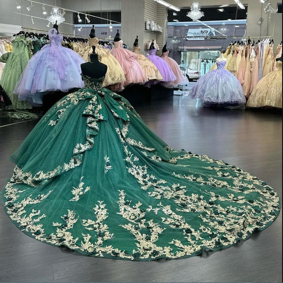 2023 Verde smeraldo e oro Applique Abiti Quinceanera Abiti da ballo senza spalline Treno lungo Fiori fatti a mano Perline di cristallo Pageant Sweet 16 Dress Prom Party