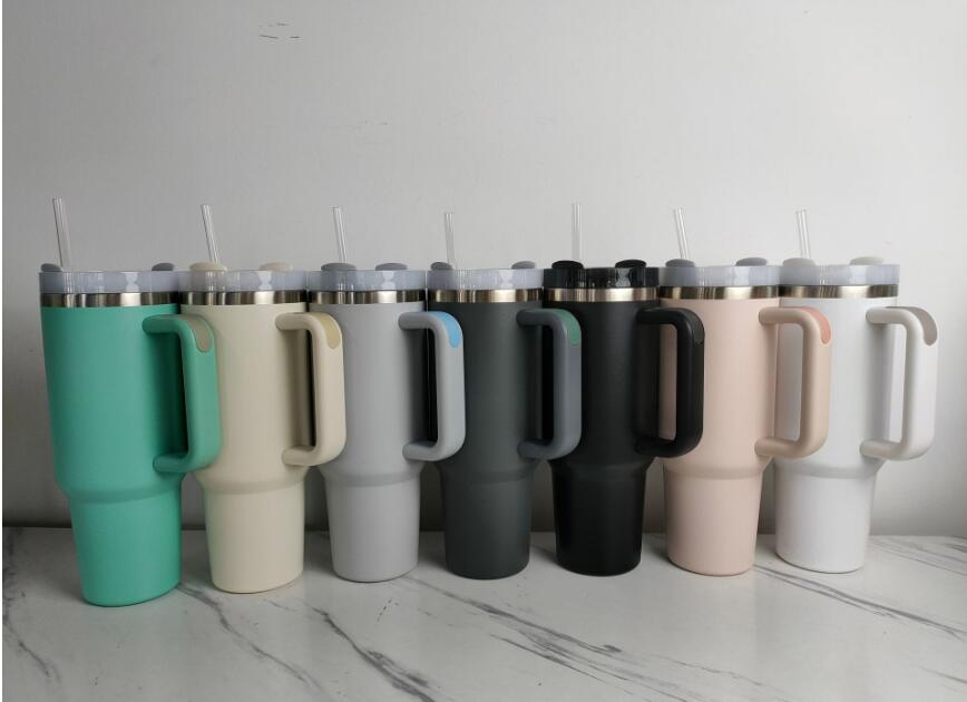 NOUVEAU Gobelet réutilisable de 40 oz avec poignée colorée et paille Tasse de voyage isolée en acier inoxydable 304 tasse extérieure Gobelets isolés Gardez les boissons froides