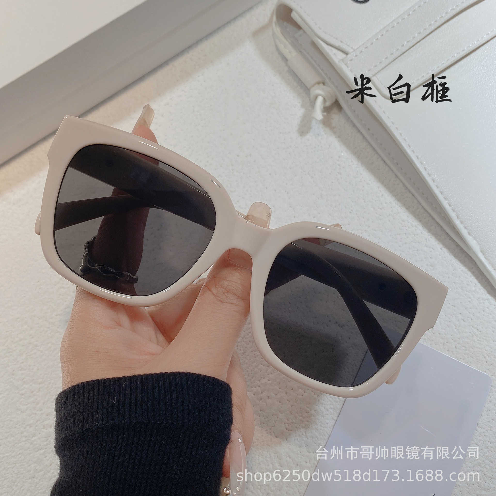 선글라스 새로운 URIUMPH 장식 선글라스 여성 고급 감각 INS 개인화 된 패션 선글라스 T220129208O