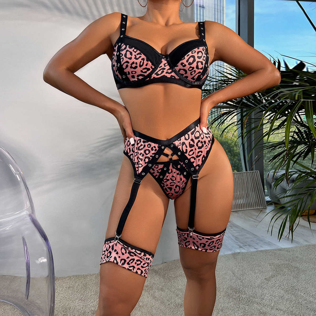 Sous-vêtements Sexy Nouveau Produit Amusant 5 pièces Ensemble D'été Motif Léopard Rivet Ruban avec Anneaux De Jambe 230801