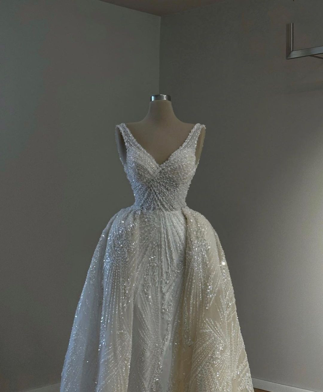 Abiti da sposa eleganti da ballo Abiti da sposa senza maniche con scollo a V Paillettes Applique Ruffles Cerniera Perline Diamanti Treno staccabile Plus Size Abiti da sposa Vestido de novia