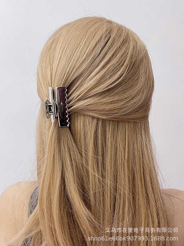 Hårklämmor Barrettes Designer 2023 Ny P Family Invertered Triangle High Horsetail Metal CLAPP CLIP för kvinnors hårnål, netröd, avancerad känsla, bakhuvudhaj badl