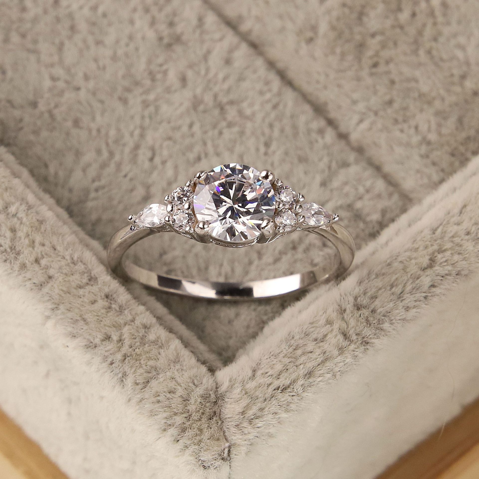 S925 srebrny gorący pierścień sprzedażowy osiem serca osiem strzałek pierścionek z diamentem prostym