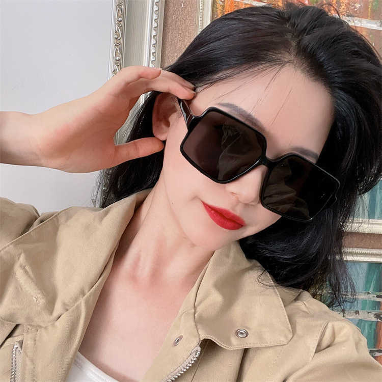 2024 Nouveau concepteur de luxe de haute qualité Luo Yijia Large Box Network Red Ins Sunglasses personnalisées LW40061