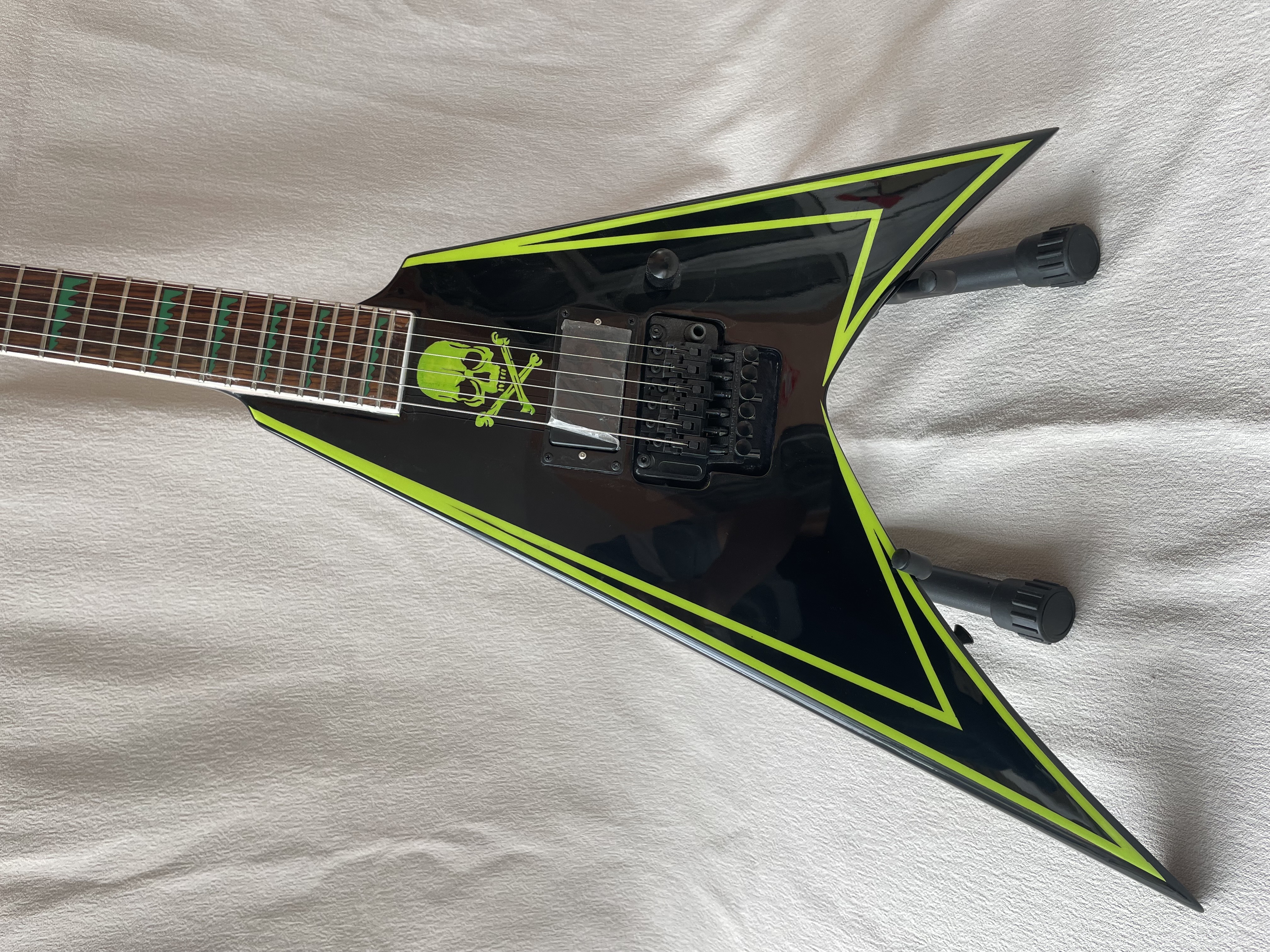 Chitarra elettrica Jackson personalizzata di fascia alta, nera a forma di V volante