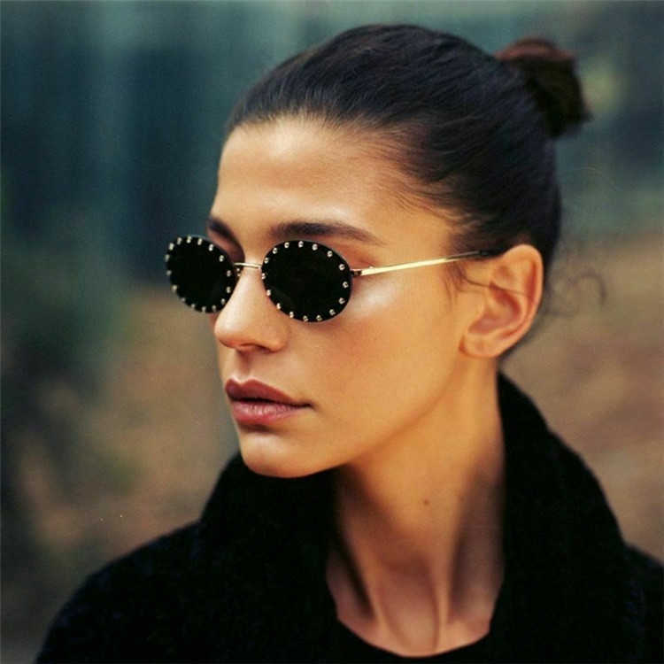 2024 Designer de luxo Sunglasses de novo designer de luxo VA Família da família Fanxiao Round Frame Rivet Os mesmos óculos de sol da moda Trend Va2027