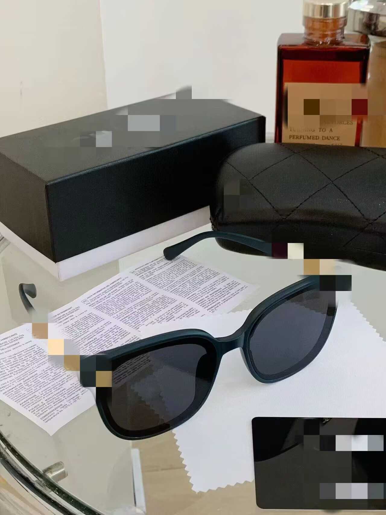 2024 Designer Fashion Luxury Designer Sunglasses Chan Famille New Hollow Out Lettres de soleil Lunettes Lunettes Box Face Plain