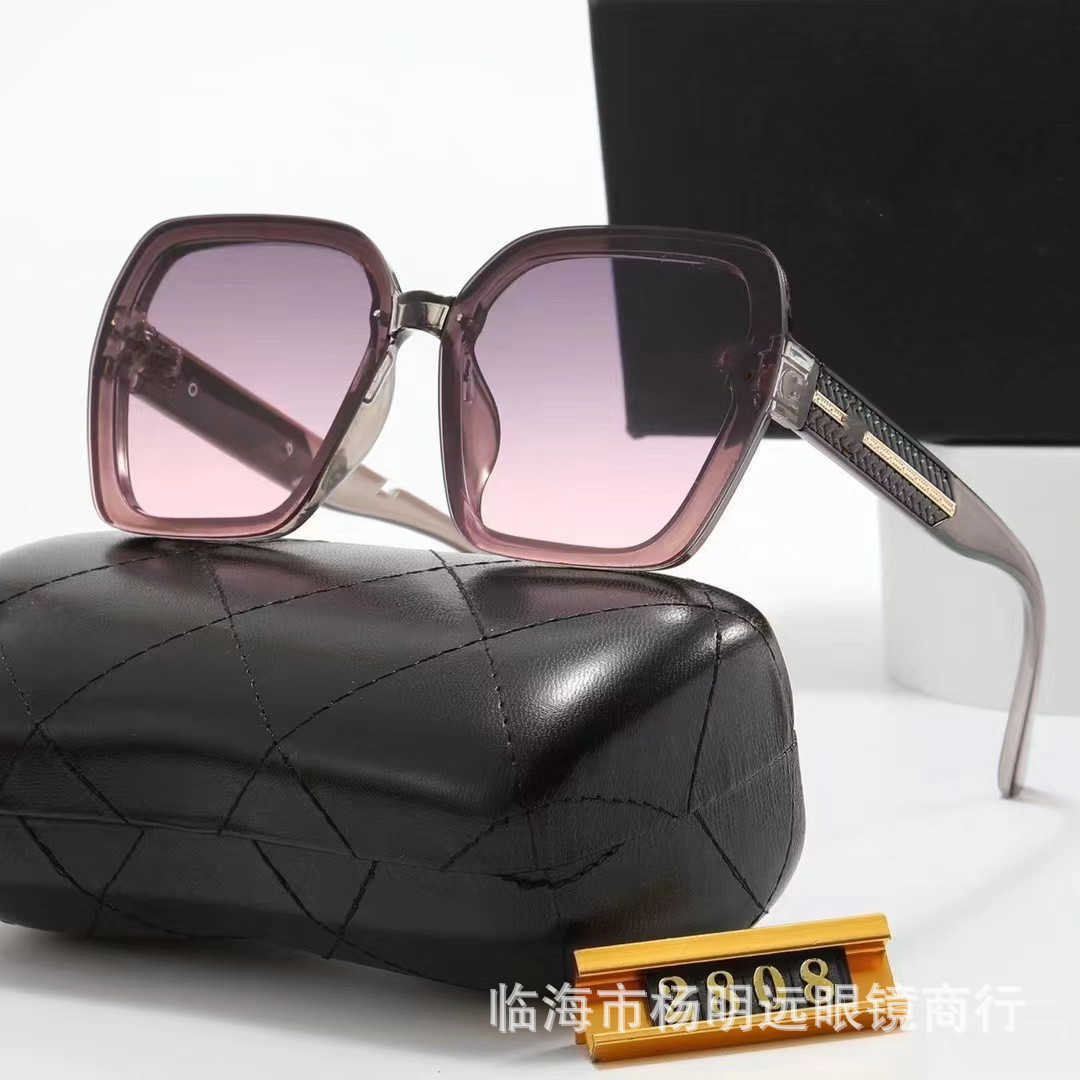 2023 Nouveau designer de luxe Fashion box photo de rue des hommes et des femmes populaires sur Internet tendance des lunettes de soleil à grand cadre
