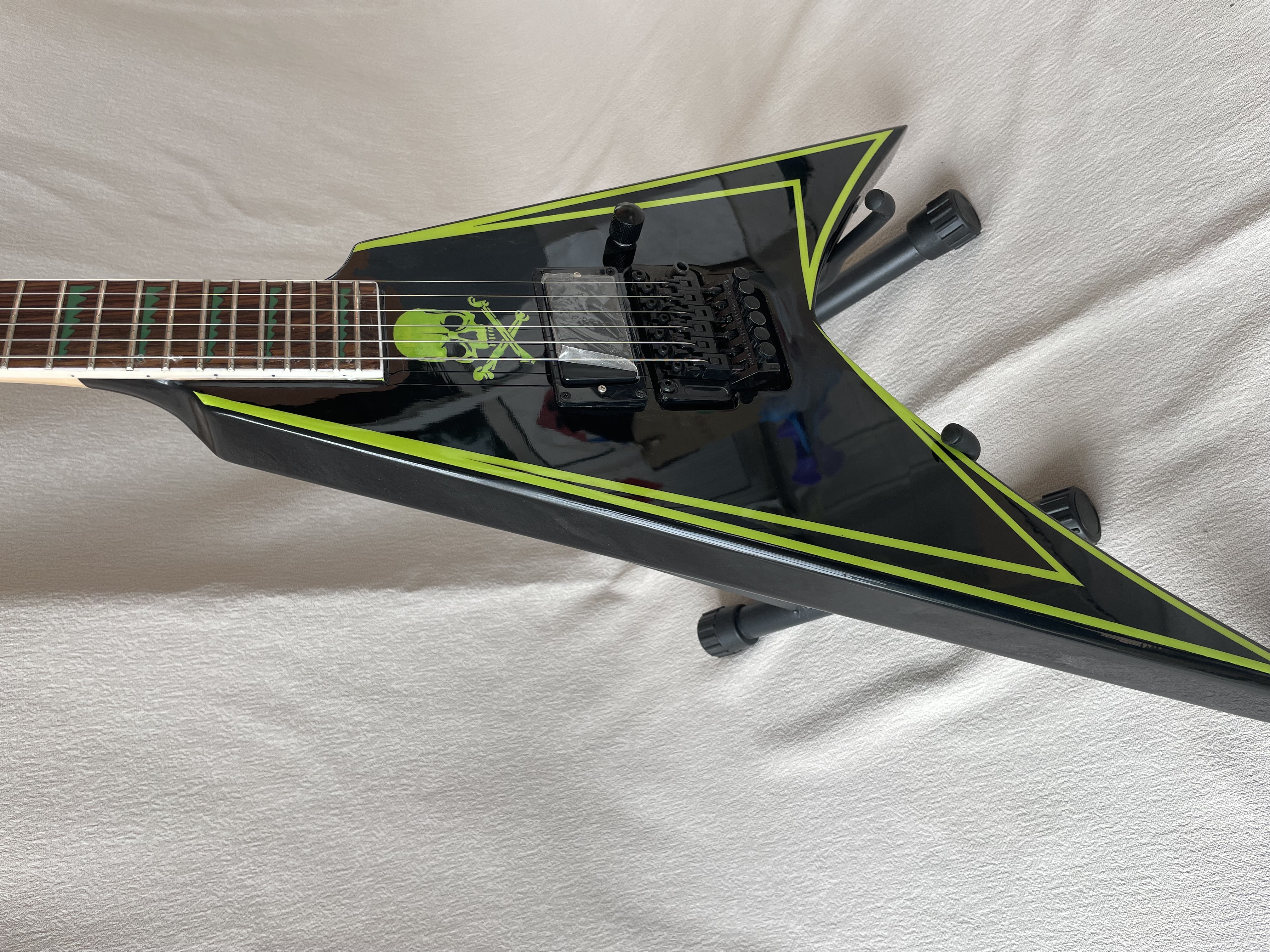 Chitarra elettrica Jackson personalizzata di fascia alta, nera a forma di V volante