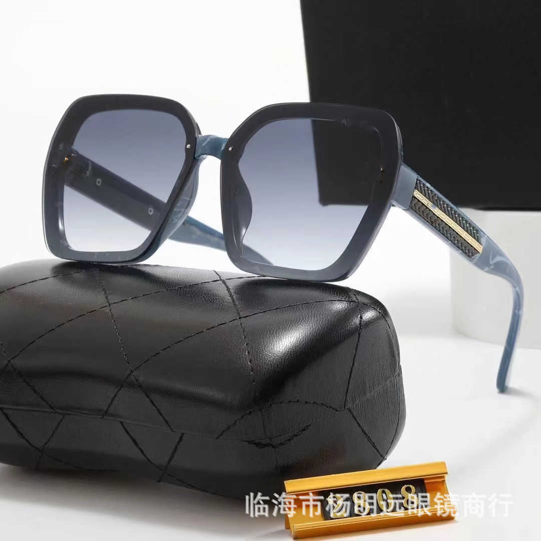 2023 Nouveau designer de luxe Fashion box photo de rue des hommes et des femmes populaires sur Internet tendance des lunettes de soleil à grand cadre