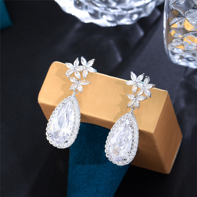 Fashion Charm Drop Designer Oorbel voor Vrouw Feest Luxe Koper Wit AAA Kubieke Zirconia Bloem Bruiloft Verloving Dames Diamant Oorknopjes Sieraden Cadeau