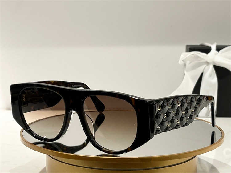 2024 NOWOŚĆ WYSOKIEJ WYSOKIEJ Luksusowo projektant Nowe małe pachnące kwadratowe okulary przeciwsłoneczne Ins Net Red Tame Model Pilot Sunglasses CH9101