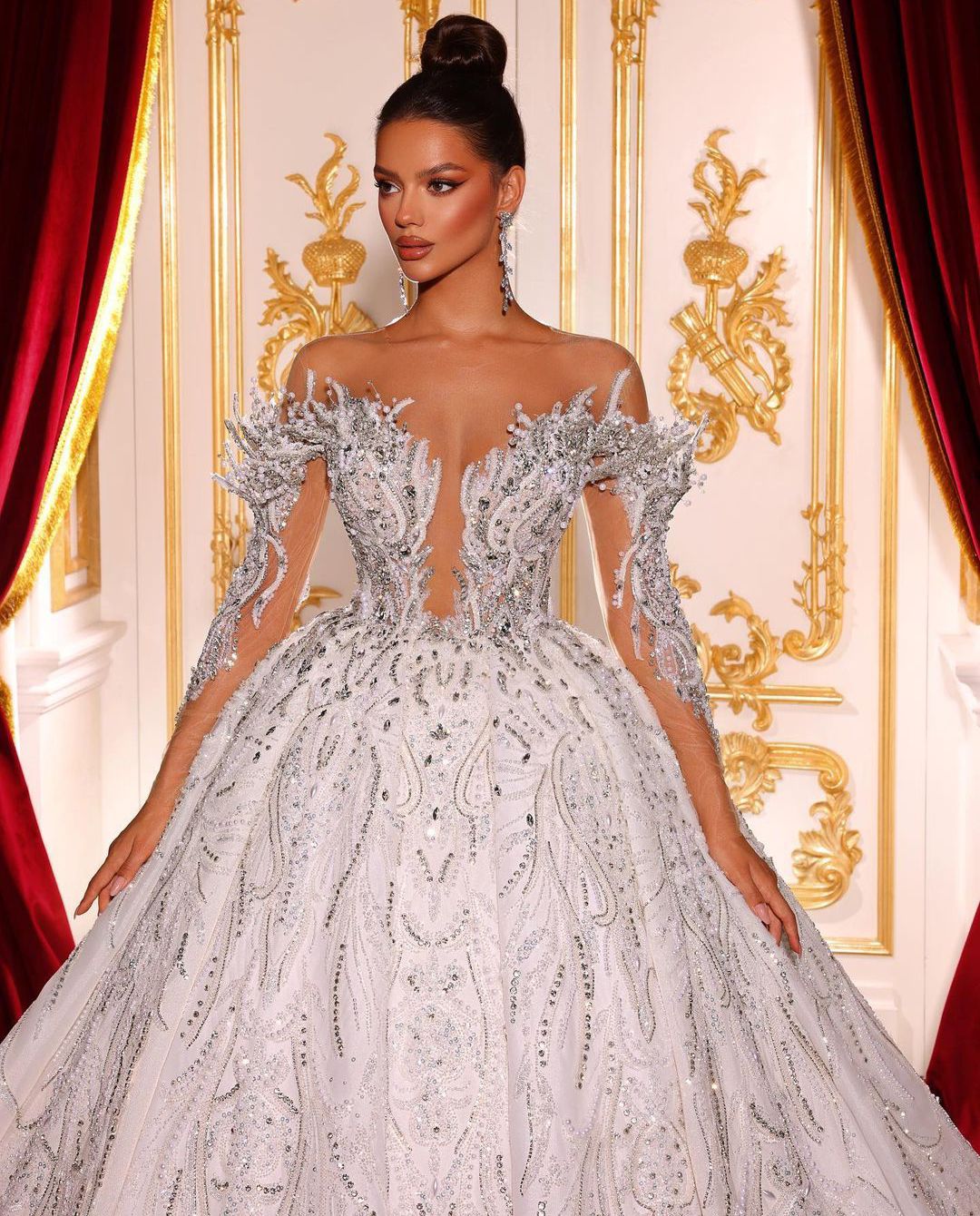 Luxury Ball Gown Wedding Dresses Long Sleeves V Neck Sequins Appliques Diamonds Floor Length Beads Lace-up 3D Lace Crystals Bridal Gowns Dress Vestido de novia