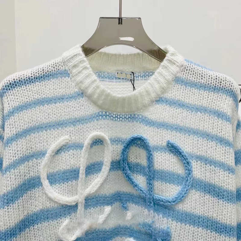 2023 Осень и зимние продвинутые чувства повседневного возраста Снижение синего и белого полосы Полово Вязаное вязаное свитер для женщин