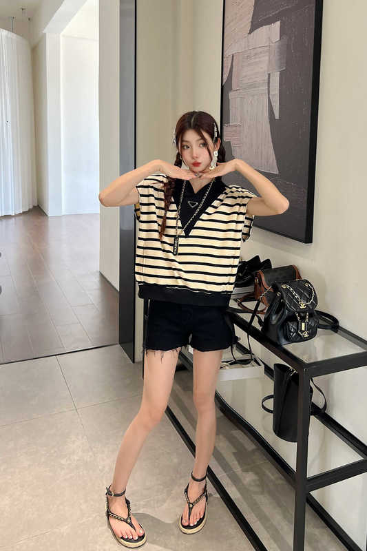 Kvinnors t-shirtdesigner Nanyou High Edition P Family Hooded Tank Top 2023 Summer New Slim Semeless Striped Wear Qsiv