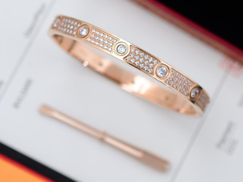 RealFine888 Catier150 Love Wedding Armelets Diamonds asfalterade armband Ikoniska smycken lyxdesigner för kvinna med låda storlek 1619
