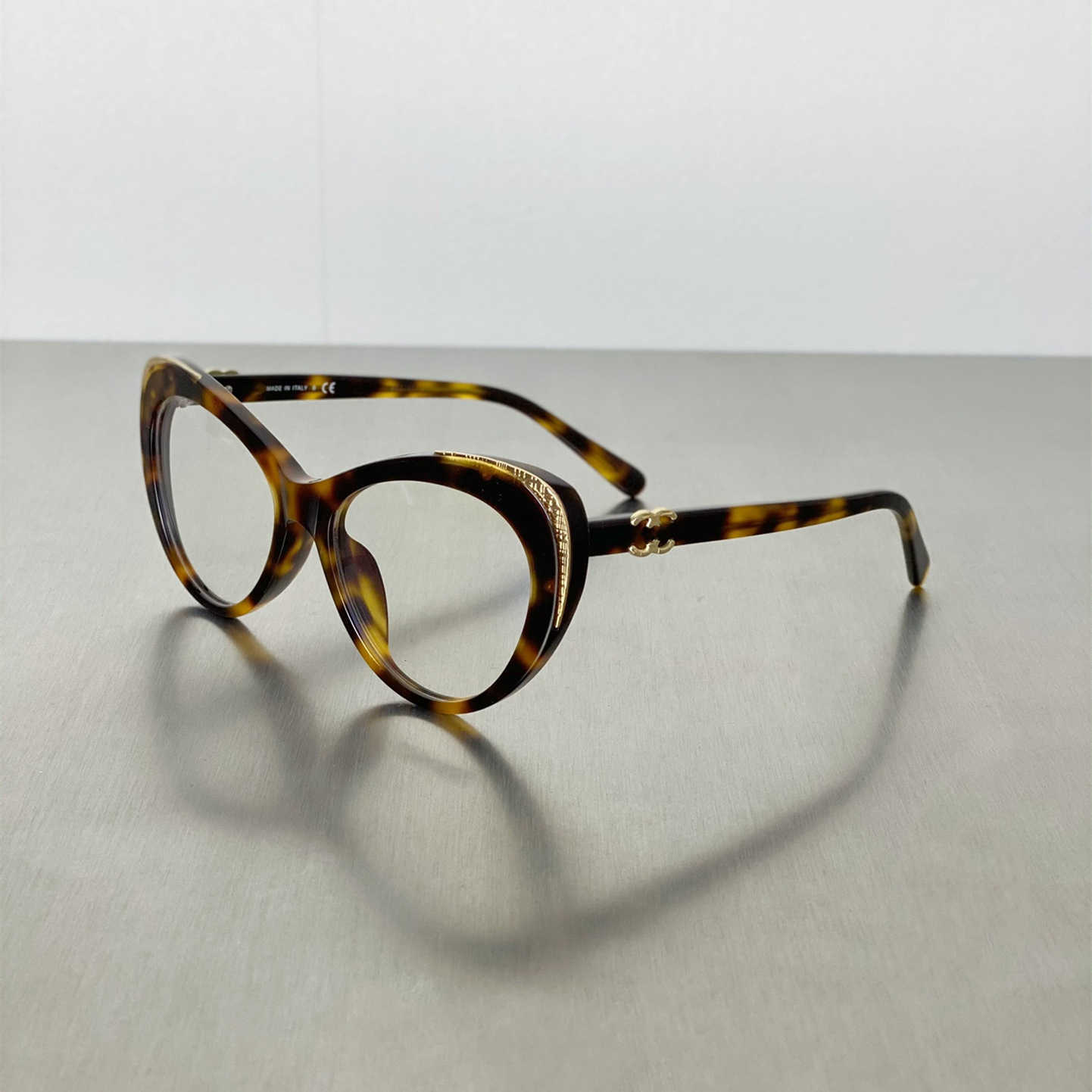 Hochwertige modische Luxusdesigner Sonnenbrille Schwarze einfache Brille Rahmen Temperament Gold Border Cat Augenbrille Neues Netz
