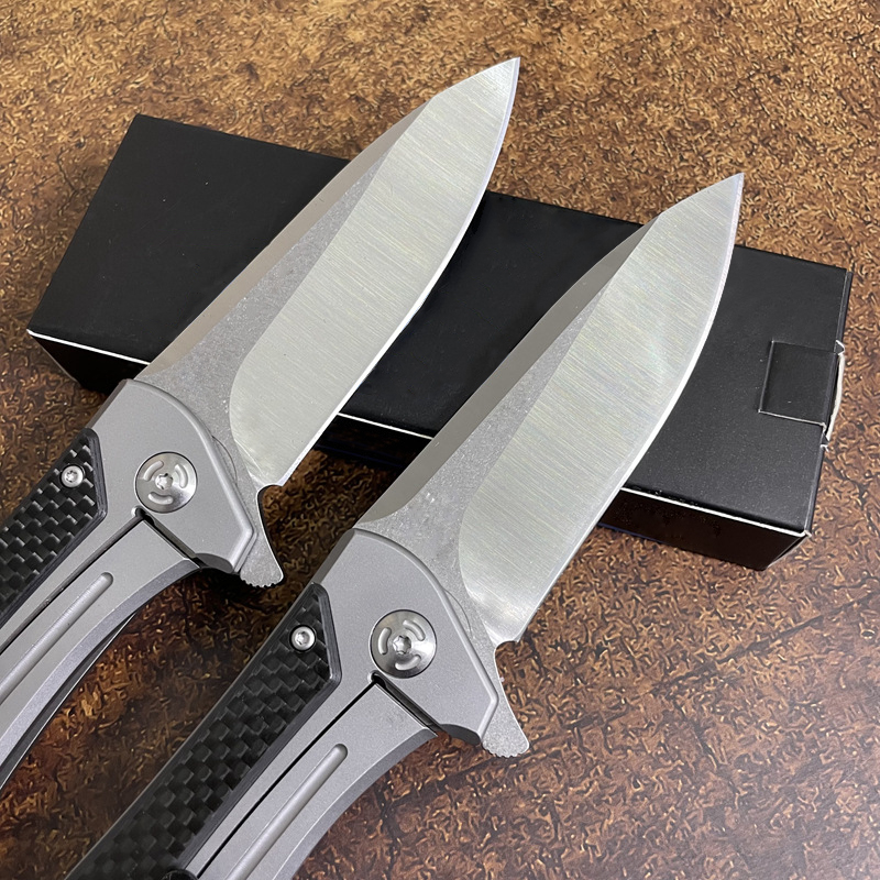 Promotion Flipper Couteau pliant D2 Satin Drop Point Blade en acier inoxydable avec poignée en fibre de carbone Roulement à billes Couteaux de poche EDC à ouverture rapide avec boîte de vente au détail