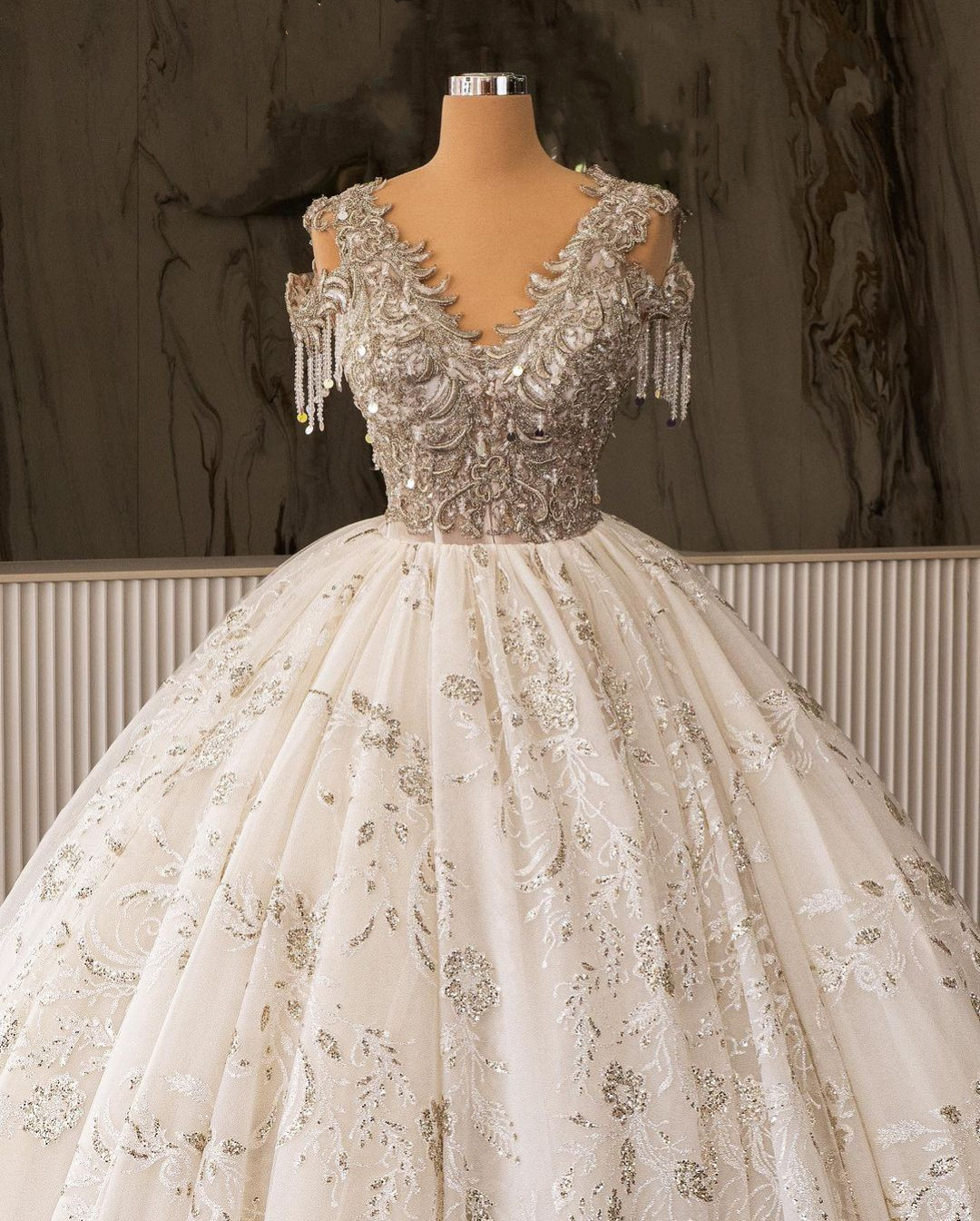 Luksusowa suknia balowa sukienki ślubne bez rękawów paski na szyję cekiny cekiny aplikacje marszki koraliki diamenty kryształy 3D koronkowe suknie ślubne plus size vestido de novia
