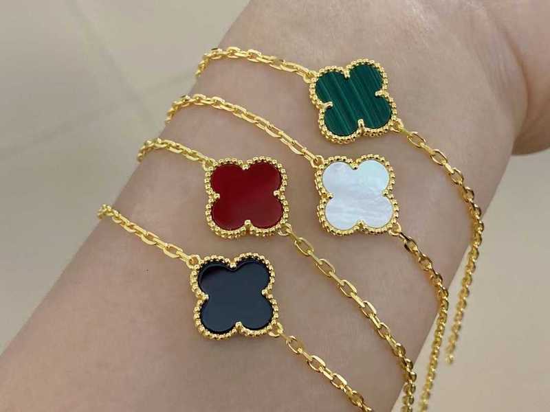 Kedjedesigner Four-Leaf Clover Single Flower Armband Medium Girls 'Luxury Small Group 18K Rose Golden Year New Red Agate Fritillaria TFGH