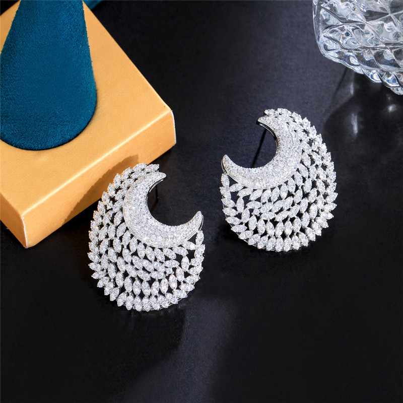 Charm Luxury Moon Stud Earring Designer för Woman Party White AAA Cubic Zirconia Diamond Wedding Engagement Copper Earrings Pageant Dress Accessories Smycken