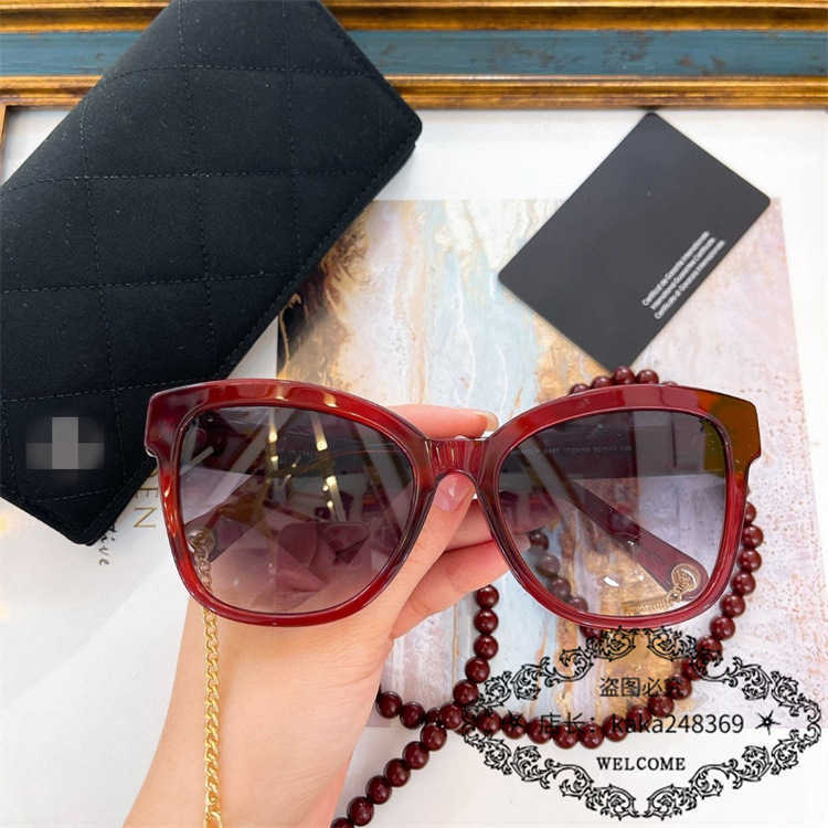 Óculos de sol de designer de luxo da moda de alta qualidade Novo estilo de família Family Square líquido feminino Red Chain Sunglasses CH5487