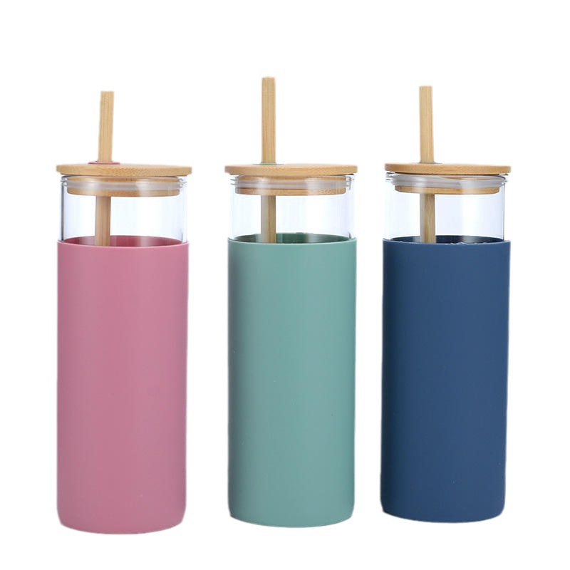 Copos de vidro 500ml com tampas de bambu e canudos Copos em forma de lata de cerveja com manga protetora de silicone Conjunto de copos de café gelado