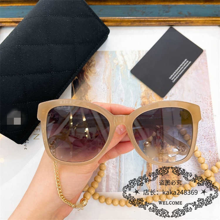 Óculos de sol de designer de luxo da moda de alta qualidade Novo estilo de família Family Square líquido feminino Red Chain Sunglasses CH5487