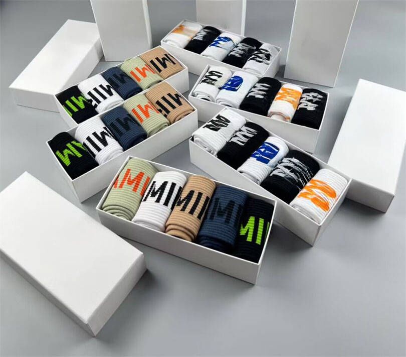 Herrkvinnor Fashion Sport Knit Letter Socks Luxury Designer Ankellängd Ami Athletic Sports Män Kvinnor Stickade Hiphop Streetwear Sock