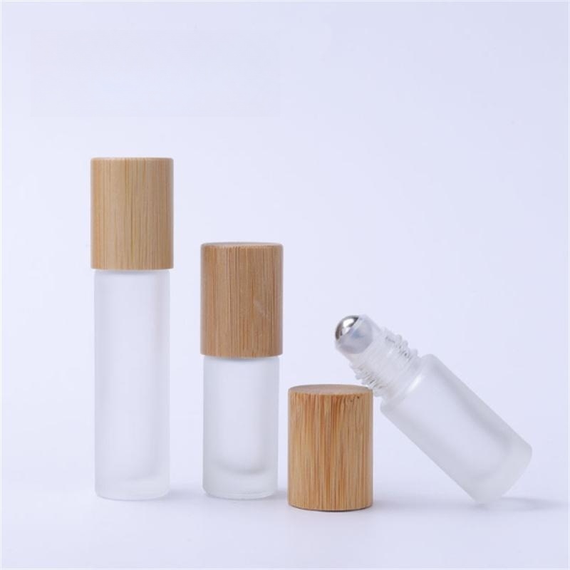 Frasco roll-on de óleo essencial fosco 5ml 10ml tampa de bambu recipiente de perfume de vidro com bola de metal JL1886