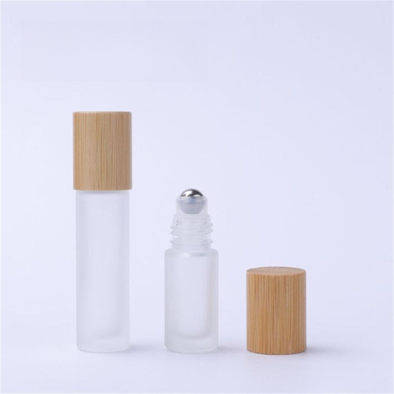 Frasco roll-on de óleo essencial fosco 5ml 10ml tampa de bambu recipiente de perfume de vidro com bola de metal JL1886