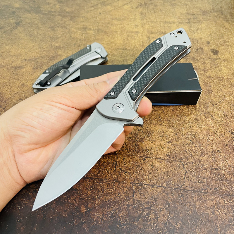 Promotion Flipper Couteau pliant D2 Satin Drop Point Blade en acier inoxydable avec poignée en fibre de carbone Roulement à billes Couteaux de poche EDC à ouverture rapide avec boîte de vente au détail