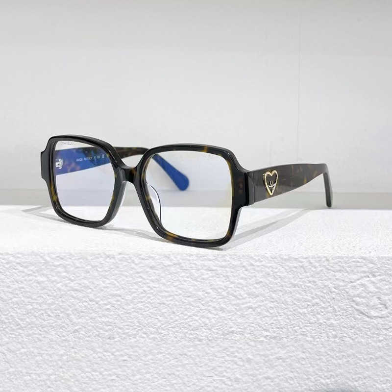 2024高級デザイナーラグジュアリーデザイナーサングラス新しいLove Eyeglass Frame Black Plate Square Slim Apput Anti Blue Light Glasses CH3438