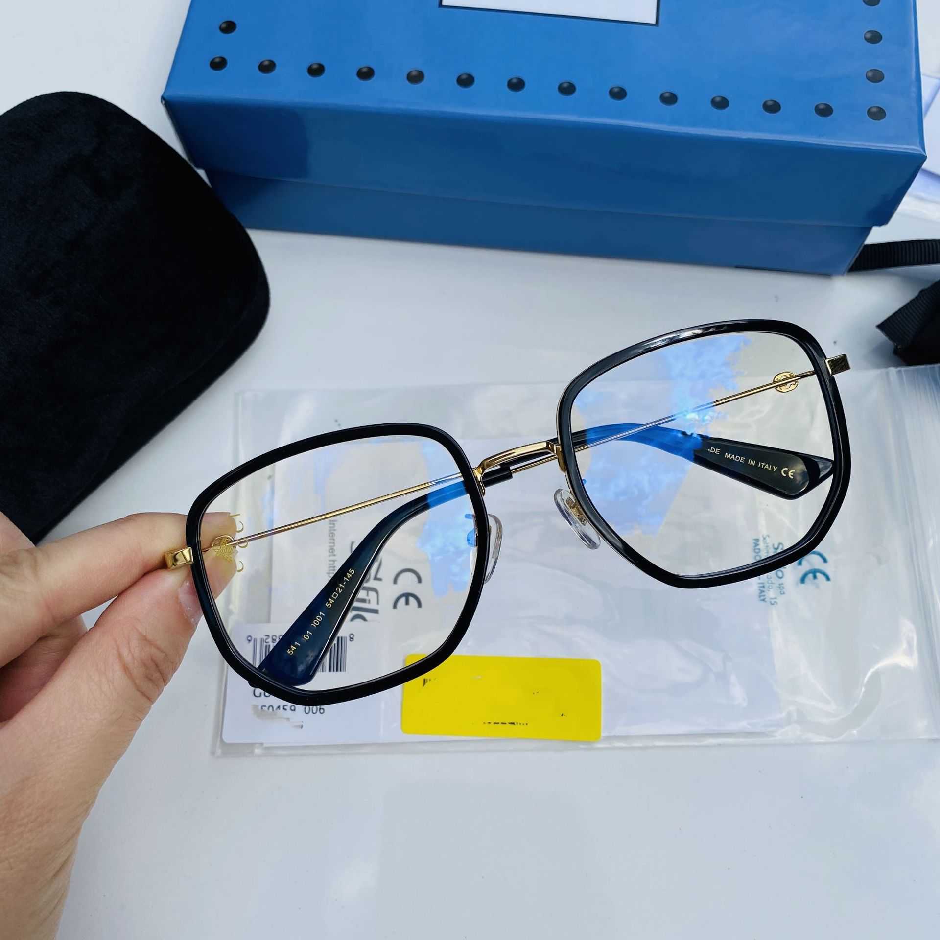 2023 Novos óculos de sol de designer de luxo, a nova lente plana gg0459 tem uma armação irregular e é popular. O rosto simples pode ser combinado com uma abelhinha míope